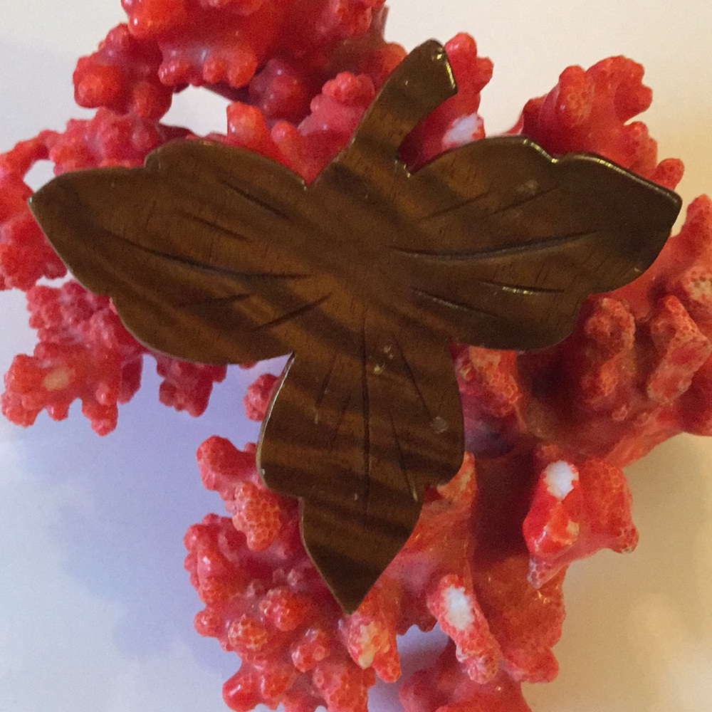 Engraved leaf wood brooch